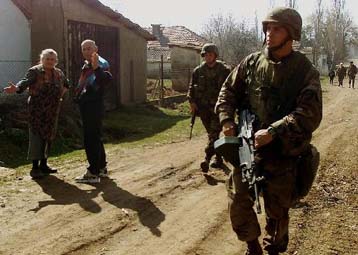 Επεισόδια μεταξύ KFOR και Σέρβων στο Κόσοβο με 27 τραυματίες