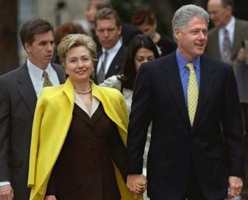 Η Χίλαρι θύμα δεξιάς συνωμοσίας υποστηρίζει ο Μπιλ Κλίντον