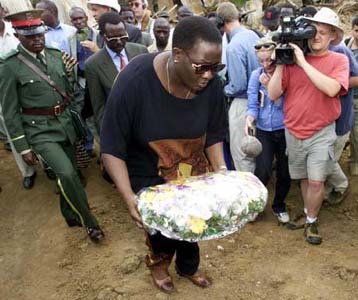 Βοήθεια ζητεί η αντιπρόεδρος της Ουγκάντα για τον εντοπισμό των αιρετικών δολοφόνων