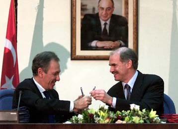 Εύσημα και ευχές στο Γ.Παπανδρέου από τον Τούρκο υπουργό Εξωτερικών