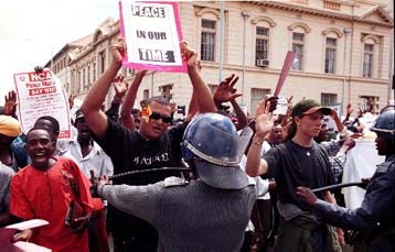 Βιαιοπραγίες κατά λευκών διαδηλωτών στη Ζιμπάμπουε
