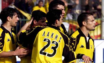 Πλησιάζει απειλητικά η ΑΕΚ τον ΟΦΗ μετά τη νίκη της με 1-2