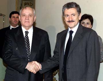 Ο Γκορμπατσόφ χαιρετίζει με επιφυλάξεις την εκλογή του Πούτιν