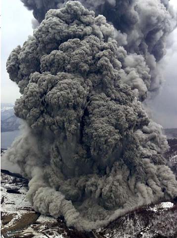Συνεχίζει να βρυχάται το ηφαίστειο Ούσου