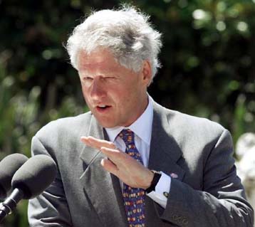 Επιφυλακτικός ο Κλίντον για τη συνάντηση κορυφής στη Μόσχα