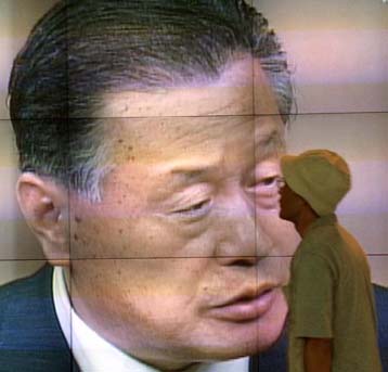 Αλλεπάλληλες προτάσεις μομφής εναντίον του Ιάπωνα πρωθυπουργού λίγο πριν από τις εκλογές