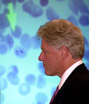 ΗΠΑ και ΕΕ θα παλέψουν μαζί εναντίον του AIDS, υπόσχεται ο Κλίντον