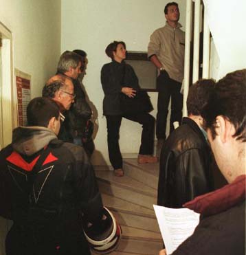 Απογευματινό ωράριο και μείωση της γραφειοκρατίας επιθυμούν οι πολίτες από το Δημόσιο