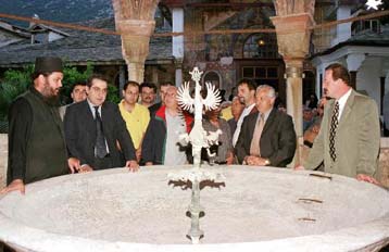 Ικανοποίηση Πασχαλίδη από το αναστηλωτικό έργο σε μονές του Αγίου Ορους