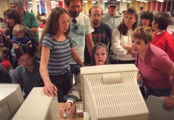 H EE πιο κοντά στους πολίτες μέσω δωρεάν τηλεφωνικής γραμμής και e-mail