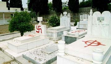 Κυβέρνηση και Αρχιεπίσκοπος καταδικάζουν τους βανδαλισμούς σε εβραϊκά μνημεία