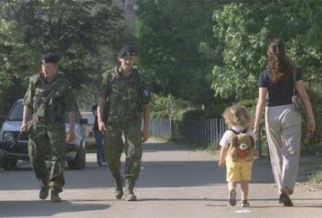 Αίρονται σταδιακά οι απαγορεύσεις κυκλοφορίας στη Μιτρόβιτσα