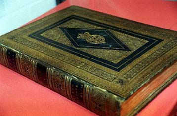 Τη μεγαλύτερη Βίβλο του κόσμου ετοιμάζουν Γεωργιανοί καλλιτέχνες και επιστήμονες