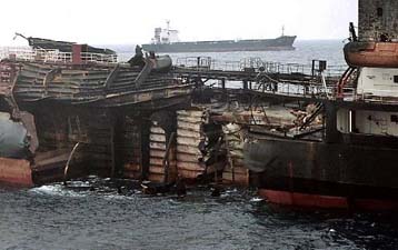 Αγνοείται το πλήρωμα ινδικού δεξαμενόπλοιου που τυλίχτηκε στις φλόγες νότια της Ιαπωνίας