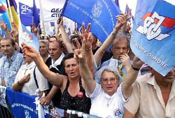 Σε επιφυλακή ο γιουγκοσλαβικός στρατός στο Μαυροβούνιο – Η αντιπολίτευση διαδηλώνει στο Βελιγράδι