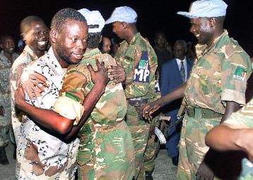 Ελεύθεροι άλλοι 180 κυανόκρανοι στη Σιέρα Λεόνε – Σε δίκη οδηγείται ο ηγέτης των ανταρτών