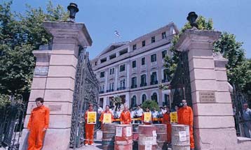 Επανέρχεται δριμύτερη η Greenpeace για το θέμα των επικίνδυνων τοξικών