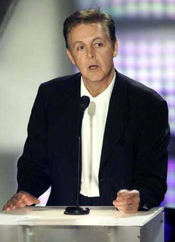 Ελαμψε στην απονομή των βραβείων Αϊβορ ο σερ Πολ ΜακΚάρτνεϊ