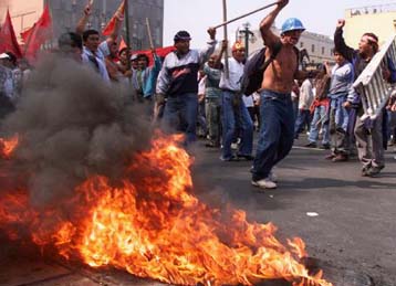 Βίαιες συγκρούσεις μεταξύ διαδηλωτών και αστυνομίας στο Περού