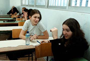 Με εύκολα θέματα ξεκίνησαν οι νέου τύπου πανελλαδικές εξετάσεις της Β και Γ Λυκείου