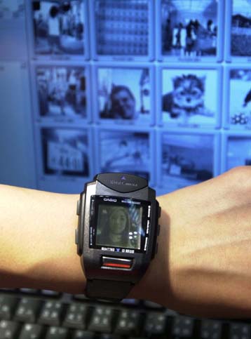 Φωτογραφική μηχανή-ρολόι από την Casio