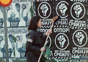 Mε μασκοφόρους χτυπά τους φοιτητές το καθεστώς Μιλόσεβιτς