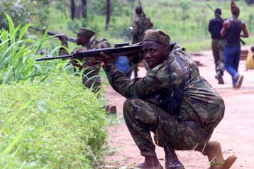 Εκτός κινδύνου ο Ελληνας φωτορεπόρτερ Γιάννης Μπεχράκης που τραυματίστηκε στη Σιέρα Λεόνε