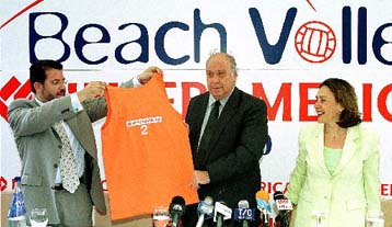 Οι παραλίες υποδέχονται το Πανελλήνιο Πρωτάθλημα μπιτς βόλεϊ Ιnteramerican 2000