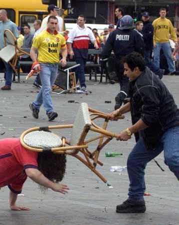 H UEFA κατηγορεί ΜΜΕ για στημένα επεισόδια στην Κοπεγχάγη!