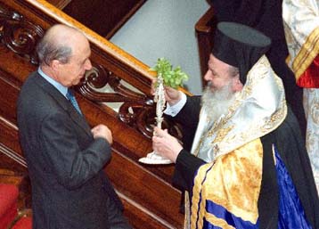 Τηλεφωνικό διάβημα διαμαρτυρίας Χριστόδουλου προς Σημίτη για τις ταυτότητες