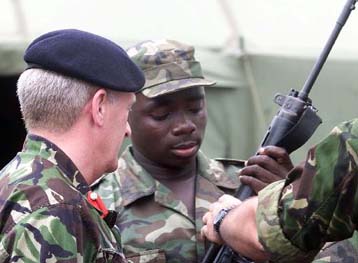 Η Βρετανία εξαργυρώνει τις υπηρεσίες της στη Σιέρα Λεόνε πωλώντας όπλα