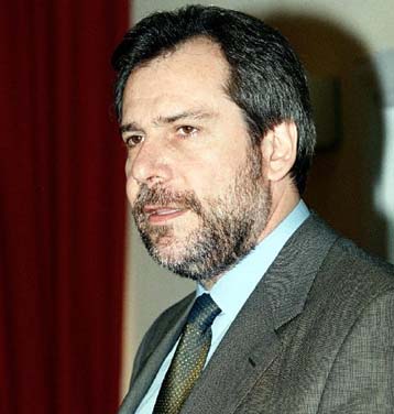 Υπό πλήρη έλεγχο η πυρκαγιά στο υπουργείο Εμπορικής Ναυτιλίας