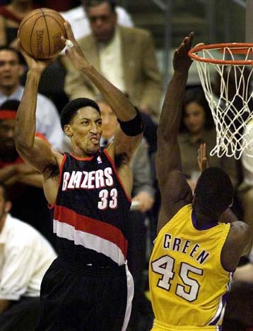 Οι Μπλέιζερς διέλυσαν τους Λέικερς 106-77