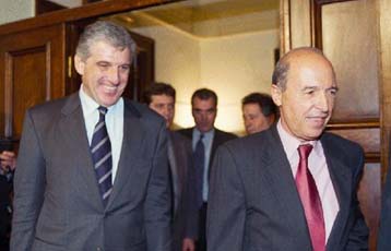 Ο Σημίτης επισκέπτεται το ΥΠΕΘΟ