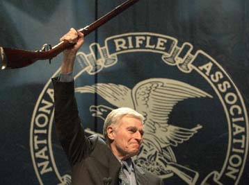 Αποστολή μου η εξασφάλιση της ήττας του Αλ Γκορ στις εκλογές δηλώνει ο Τσάρλτον Ιστον