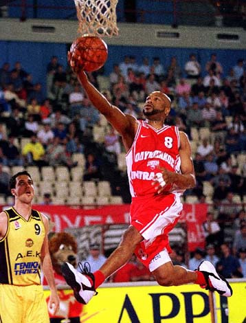 Αγχωτική νίκη αλλά προβάδισμα 2-1 στις νίκες για τον Ολυμπιακό