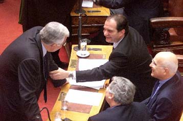 Διεργασίες στη ΝΔ για το έκτακτο συνέδριο του Ιουνίου