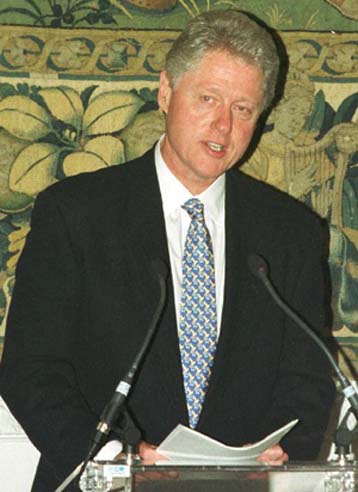 Υπέρ της παραμονής των Αμερικανών στρατιωτών στο Κόσοβο ο Κλίντον