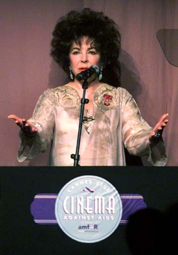 Αστέρια του Χόλιγουντ σε εκδήλωση κατά του AIDS στις Κάννες