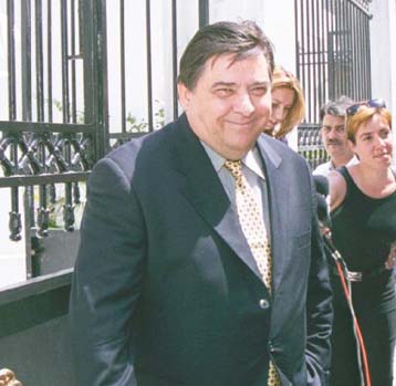 Λάδι στη φωτιά ρίχνει επιστολή Καρατζαφέρη προς τον Καραμανλή