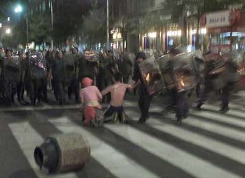 Νέα επεισόδια στο Βελιγράδι μεταξύ διαδηλωτών και αστυνομικών