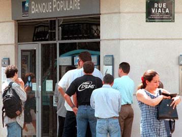 Χωρίς ρευστό οι Γάλλοι από την απεργία των ιδιωτικών αστυνομικών