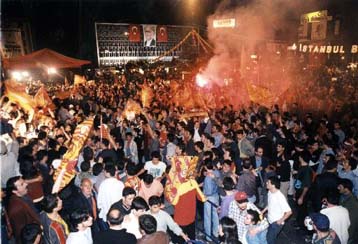 Πανηγύρισαν έως και την Πρίστινα τη νίκη της Γαλατάσαραϊ – Δεκάδες οι τραυματίες