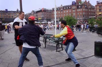 Η UEFA απειλεί με βαριά τιμωρία Τούρκους και Αγγλους