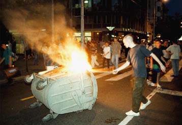 Σε πεδίο μάχης μετατράπηκε το Βελιγράδι κατά τη διαδήλωση της αντιπολίτευσης