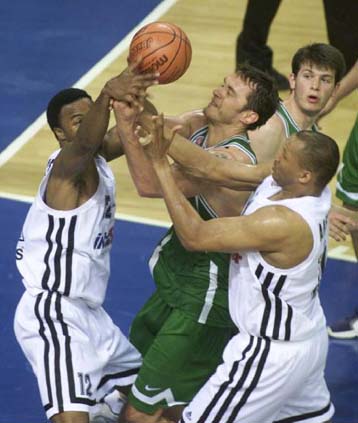 Ενα βήμα πριν από τον τίτλο ο Παναθηναϊκός κέρδισε για δεύτερη φορά τον ΠΑΟΚ με 62-69