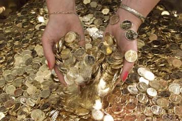 Η αύξηση των επιτοκίων από τη Fed εντείνει την πίεση στο ευρώ