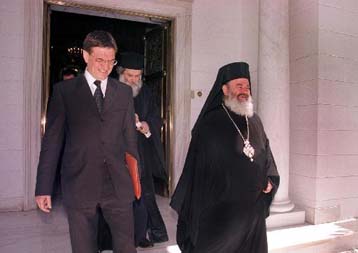 Να πέσουν οι τόνοι για τις ταυτότητες συμφωνούν Ευθυμίου και Χριστόδουλος