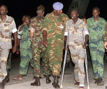 Επέστρεψαν οι πρώτοι απελευθερωθέντες κυανόκρανοι-Συνελήφθη ο ηγέτης των ανταρτών