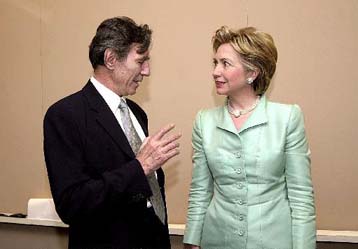 Στη στήριξη της ελληνικής ομογένειας βασίζεται η Χίλαρι στη μάχη για τη Γερουσία